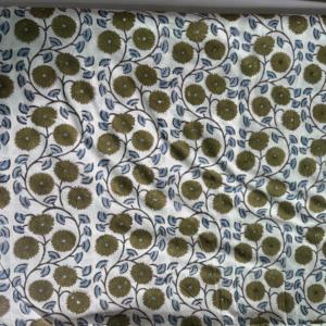 Tela de Algodón Estampada a Mano con Diseño de Hojas Azules para Vestidos de Mujer y Niña - Product Image 4