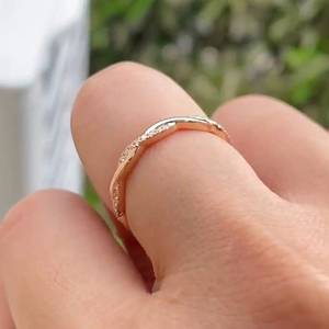 แหวนทองคำแท้ 18K ดีไซน์ Infinity Twisted Band ประดับเพชรทรงกลมเพาะเลี้ยงในห้องปฏิบัติการ สำหรับผู้หญิง เหมาะสำหรับเป็นแหวนแต่งงานหรือแหวนหมั้น เครื่องประดับชั้นดี - Product Image 4