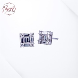 Joyas Sheri |   Pendientes de Diamantes Naturales Baguette, Oro Sólido de 18K, Pendientes Cuadrados Minimalistas - Product Image 1