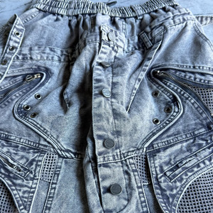 Pantalon cargo fonctionnel ample et déstructuré Yingling en <span class=keywords><strong>jean</strong></span> délavé avec plusieurs fermetures éclair et empiècements en maille, pantalon <span class=keywords><strong>de</strong></span> survêtement ample pour homme - Product Image 4
