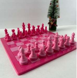 Jeu d'échecs en résine rose avec pièces assorties, motif à carreaux, forme irrégulière, thème floral pour la décoration de la maison - Product Image 1