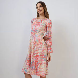 Vestido acampanado con estampado abstracto naranja, cuello redondo, manga larga acampanada, largo midi con dobladillo acampanado, tela crepé, para mujer. - Product Image 1