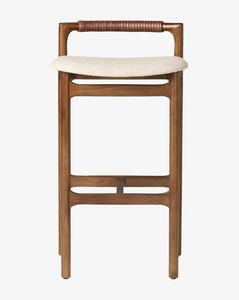 Taburete de bar Patricia hecho de madera de teca maciza de alta calidad con acabado natural para uso en interiores. - Product Image 1