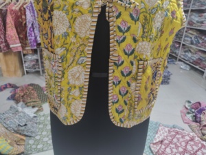 เสื้อกั๊กผ้าควิลท์ลายดอกไม้สีเหลือง คอวี แขนกุด สำหรับผู้หญิง ปักมือ ผ้าฝ้ายทอ ใส่ได้ในฤดูใบไม้ผลิ ของขวัญสำหรับเธอ - Product Image 5