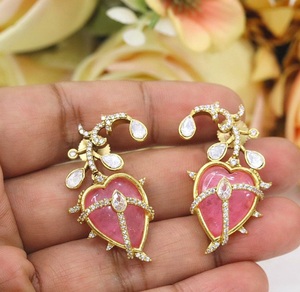 Adorables boucles d'oreilles pendantes en laiton plaqué or avec moissanite de qualité supérieure, élégantes et tendance, pour femmes et jeunes filles, idéales pour les mariages et les soirées. - Product Image 4