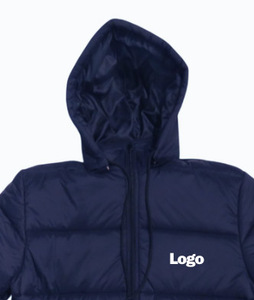 เสื้อแจ็คเก็ตบุใยสำหรับผู้ชายแบบมีฮู้ด ผ้าแคนวาสเคลือบกันน้ำ ระบายอากาศได้ดี เหมาะสำหรับฤดูหนาว มีซิปด้านหน้า โลโก้ที่หน้าเสื้อ สีพื้น 100% - Product Image 3