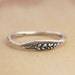 Anillo de Oro Blanco de 14K con Diseño de Hoja y Rama, Anillo de Boda para Mujer, Anillo Rústico con Motivos Naturales - Product Image 3