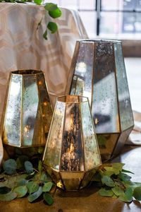Décoration d'intérieur et d'extérieur : Porte-bougie personnalisé en métal et verre doré, lanterne à bougie en verre pour sol et suspension, style farmhouse, pour la décoration. - Product Image 4