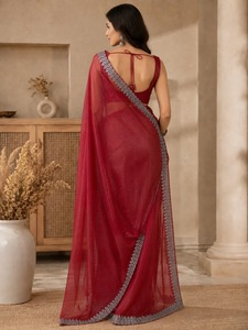 Elegante Sari Rojo de Seda con Borde Plateado para Mujer, Ropa de Boda, Largo hasta el Suelo, Corte Regular, Estampado Flocado de Bengala Occidental, En Stock - Product Image 4