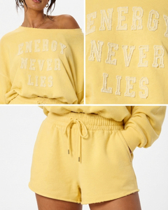 Conjunto de Sudadera Oversize con Hombros Descubiertos y Dobladillo Acanalado y Shorts de Felpa para Mujer con Bordado Desgastado - Product Image 6