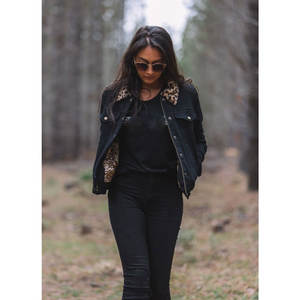 Veste en jean noire d'hiver pour femme avec col en fausse fourrure et fourrure de léopard, tricotée en coton - Product Image 6