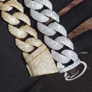 Pulsera de diamantes personalizada más vendida, en plata, para ella, elegante regalo de joyería personalizada disponible para la venta - Product Image 2