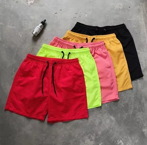 Shorts unisexe à cordon de serrage, couleur unie, séchage rapide, taille mi-haute, décontracté, en polyester tissé, coloris rouge, vert, rose, jaune, noir, fourniture OEM - Product Image 1