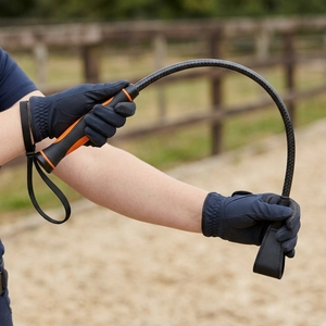 Fouet d'entraînement pour chevaux avec une construction de qualité, une prise en main confortable et un design léger pour les écoles d'équitation et l'équitation. - Product Image 6