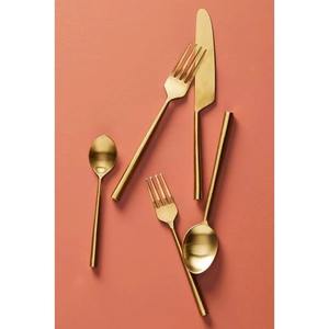 Les couverts aux tons métalliques chauds rehaussent l'attrait visuel de la présentation des aliments, et cette pièce d'appoint est solide sans être lourde. - Product Image 5