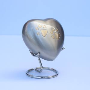 โกศทองเหลืองคุณภาพสูงสำหรับใส่เถ้ากระดูกสัตว์เลี้ยง รูปหัวใจสลักลาย โกศเผาศพสัตว์เลี้ยง รูปหัวใจทองเหลือง/ดีบุก ทำด้วยมือ โกศรูปอุ้งเท้าสัตว์เลี้ยง - Product Image 5