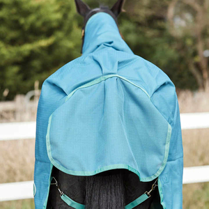 Couverture d'hiver imperméable pour cheval avec col haut et 4 sangles pour les pattes, en tissu Oxford noir avec doublure en polaire, pour usage extérieur - Product Image 3