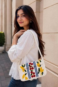 Bolso de Hombro Ligero y Ecológico con Cuentas Blancas y Patrón de Letras Bohemio, Bolso de Mano Artesanal para Eventos Nocturnos y Bodas, Shah Saloni - Product Image 2