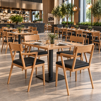 Table carrée en chêne avec piétement en métal noir, fauteuils en cuir PU, ensemble de salle à manger pour restaurant, personnalisable, OEM, vente en gros, Chine