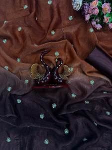 Sari en satin fantaisie de qualité supérieure avec rembourrage, orné de broderies et de sequins, bordure en dentelle et pièce de chemisier en soie Banglori de créateur - Product Image 2