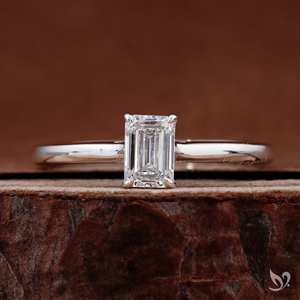 Bague de fiançailles de luxe en or blanc avec diamant de laboratoire taille émeraude délicat 0,50 ct, minimaliste, solitaire cathédrale, bande fine pour mariage - Product Image 1