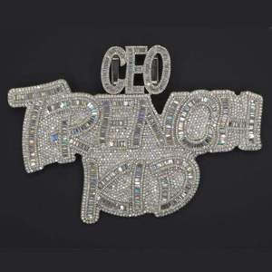 จี้เพชรโมอิสซาไนต์สีเงินสไตล์ฮิปฮอปสำหรับผู้ชาย พร้อมตัวอักษรเพชร VVS1 สลักชื่อได้ตามต้องการ เครื่องประดับแร็ปเปอร์ - Product Image 2