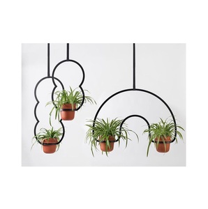 Support de plante suspendu en fer classique, conçu pour les maisons traditionnelles, offrant un support durable et une présentation élégante des plantes - Product Image 1