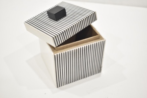 Caja de Joyería Moderna Minimalista Hecha a Mano de MDF + Resina, Rectangular, Blanca con Tapa a Rayas Negras, Contenedor de Almacenamiento que Ahorra Espacio, Decoración - Product Image 3