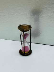 Reloj de Arena de 4'' de Latón Macizo con Acabado Antiguo, Diseño 3D de Ángel Animal |   Pie Decorativo Vintage para Mesa de Graduación - Product Image 6