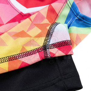 Nouvelle arrivée : uniforme de volley-ball personnalisable imprimé, fabriqué en polyester 100 %, matière respirante qui garde au frais et au sec pendant les matchs - Product Image 6