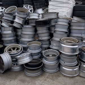 Déchets de jantes en alliage d'aluminium 6063 de qualité supérieure (canettes en aluminium) en stock, prix de gros pour les recyclateurs - Product Image 2
