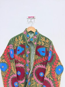 เสื้อแจ็คเก็ตผ้ากำมะหยี่ปักลายซูซานีสีเขียวขายส่งสำหรับชุดผู้หญิง มีจำหน่ายในราคาขายส่งสำหรับการส่งออก - Product Image 4