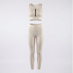 Ensemble de yoga 2 pièces pour femme, imprimé serpent beige, haut court zippé et leggings taille haute longueur intégrale - Product Image 1