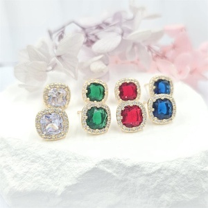Boucles d'oreilles clous classiques populaires pour femme, plaquées or 14 carats, avec zircone colorée, forme coussin, pour anniversaire, vente en gros - Product Image 3