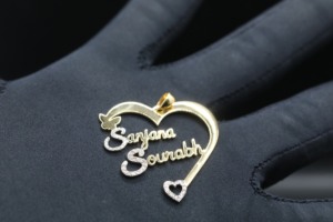 Colgante Premium de Aleación Chapada en Oro con Diamantes Esmerilados, Estilo Hip Hop Urbano y de Realeza - Product Image 5