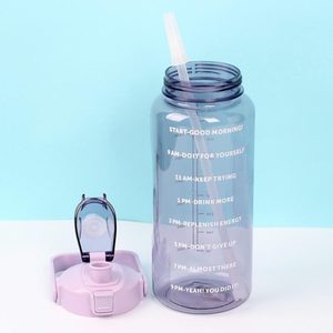 Botella de agua grande de plástico con tapa abatible con pajita, marcadores de tiempo y frases motivacionales para el gimnasio. - Product Image 1