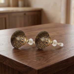 Poignées de meuble traditionnelles en laiton, rondes, motif floral gravé, doré foncé, pour tiroirs de cuisine - Product Image 1
