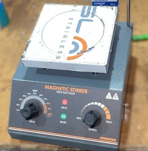 Agitateur magnétique MAYALAB OEM avec plaque chauffante en acier inoxydable 300, vitesse de chauffe réglable, usage en laboratoire, 230V 2kW - Product Image 4