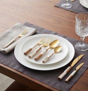 Ensemble de couverts minimalistes en acier inoxydable doré avec manches en bois poli miroir, compatibles lave-vaisselle, essentiels pour la table de mariage ACMI - Product Image 3