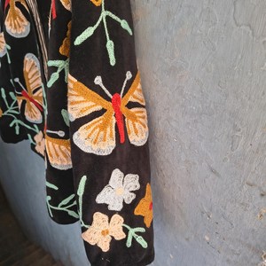 เสื้อแจ็คเก็ตซูซานีงานฝีมือสุดประณีต ลายปักผีเสื้อใบไม้สวยงาม เสื้อโค้ทกำมะหยี่สไตล์โบฮีเมียน ความรักในฤดหนาว ของขวัญสำหรับเธอ - Product Image 6