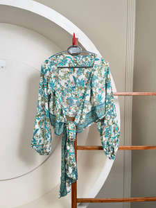 Top Corto Bohemio con Estampado Floral y Lazada Delantera para Mujer, Cuello en V Profundo, Manga Larga, Ropa Informal para Vacaciones, Blusa Informal para Fiestas, Proveedor de Tops de Moda - Product Image 3