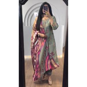 PANTALÓN SUPERIOR DE TRABAJO DE SECUENCIA DE BORDADO Y IMPRESIÓN DIGITAL DE SECUENCIA CHINON ATRACTIVA CON DUPATTA GREY Gharara - Product Image 1