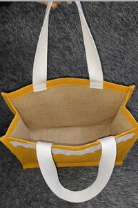กระเป๋าหิ้วจากโรงงานโดยตรง ทำจากปอกระเจาธรรมชาติ ขนาด 14x16x5 นิ้ว เป็นมิตรกับสิ่งแวดล้อม ใช้ซ้ำได้ เหมาะสำหรับใส่ของช้อปปิ้ง กระเป๋าใส่ของชำแบบทอ พร้อมหูหิ้วที่ทนทาน - Product Image 4