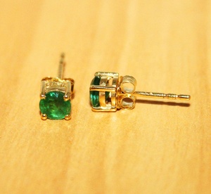 Pendientes de Oro Amarillo Sólido de 9K con Esmeralda Ovalada Natural de 4 Puntas, Joyería Fina, Memoria Jewels - Product Image 3