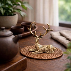 Magnifique ensemble de 2 objets de table en forme de rennes, finition dorée, parfait pour la décoration de table d'appoint, un style festif et une utilisation pour la présentation à la maison - Product Image 4
