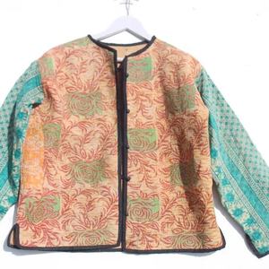 Veste ouverte style kimono Kantha en coton à breloques vintage en multicolore Veste d'extérieur pour femme - Product Image 1