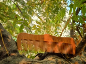Peigne à cheveux en bois de Neem naturel, fait à la main, antistatique, démêlant, écologique, élégant, outil de soin des cheveux - Product Image 4
