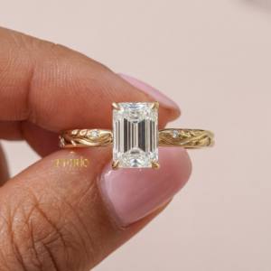 Bague de fiançailles en or blanc 14 carats avec diamant de laboratoire taille émeraude inspiré de la nature, tige gravée, bijoux tendance pour femme pour mariage et soirée - Product Image 1