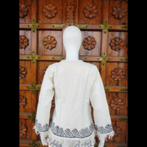 Blusa de mujer de yute y algodón tejido con cuello redondo, manga larga, estampado en bloques y flecos. Diseños y colores personalizados disponibles. - Product Image 3