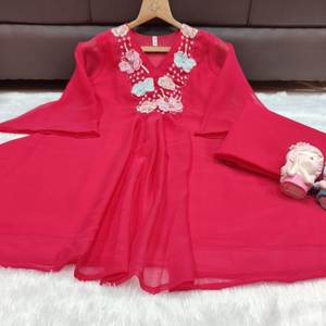 La temporada festiva requiere atuendos que brillen con la misma luminosidad que las celebraciones. Con este conjunto festivo de georgette puro, ¡estás listo para la fiesta! - Product Image 4